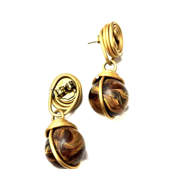 VINTAGE Gold Tone Wooden Wire Globe Dangle Ladies Earrings - Picture 3 of 5